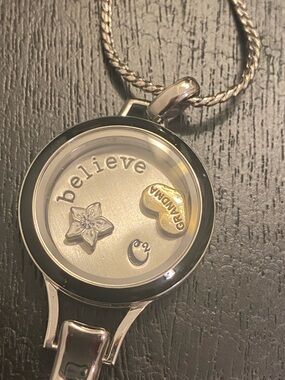 Origami Owl Chain & Lanyard Silver-Toned w Black Bezel, Believe Plate, 2 Charms